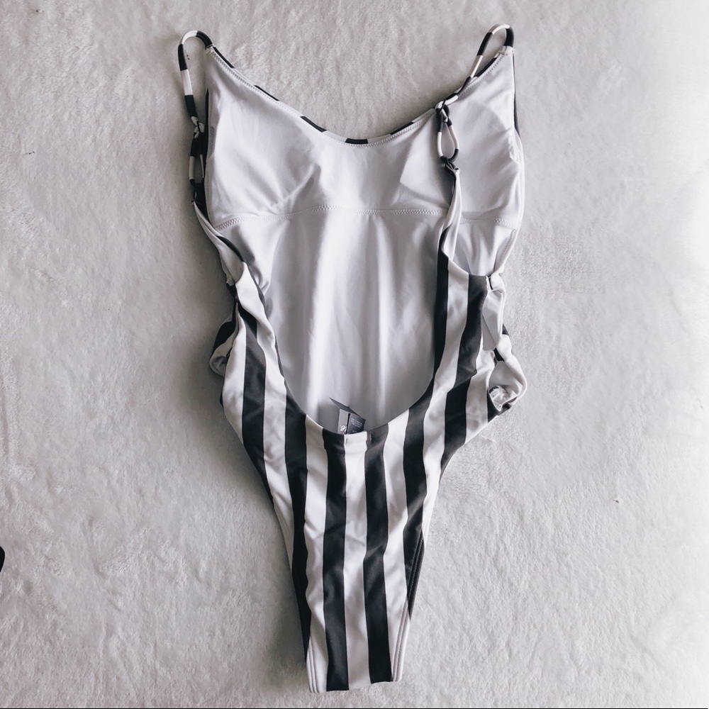 Striped Low back swim suit - Picture 3 of 4